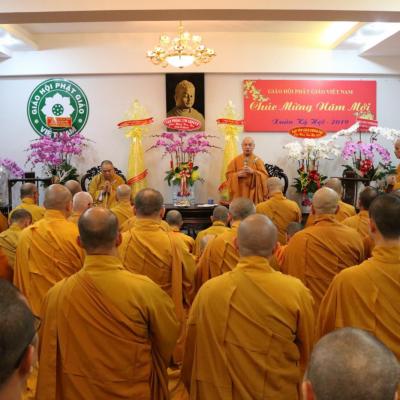Chư Tôn đức Ban Thường trực, các ban, Viện, Trung ương và Môn Phong Liên Tông Tịnh Độ Non Bồng đã trang nghiêm khánh tuế – chúc tết HT. Thích Thiện Nhơn, Chủ tịch HĐTS – HT. Thích Thiện Pháp, Phó Chủ